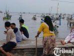 warga-di-pinggir-pantai-kilensari-kecamatan-panarukan.jpg