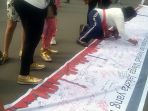 warga-dki-bubuhkan-tanda-tangan_20170416_102223.jpg