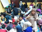 warga-dolly-saat-belajar-bahasa-inggris_20180824_021121.jpg