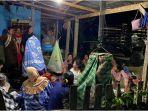 warga-donggala-mengungsi-di-halaman-depan-rumah-setelah-terjadi-gempa-bumi-m-63.jpg