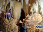 warga-dusun-krajan-desa-jadi-kecamatan-semanding-mengecek-kondisi-goa_20180803_183711.jpg