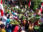 warga-dusun-rejopuro-menyunggih-ithuk-ithukan_20160816_103121.jpg