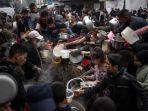 warga-gaza-berebut-makanan.jpg
