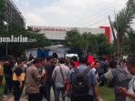 warga-geruduk-kantor-pemasaran-royal-afather-world-di-waru_20180205_134441.jpg