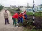 warga-gotong-royong-bersihkan-parit_20160225_114705.jpg