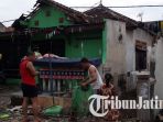 warga-gotong-royong-pasca-angin-puting-beliung_20171123_102818.jpg