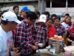 warga-gunung-sahari-mengantre-pelayanan-bubur-kacang-hijau-djarot_20170126_113847.jpg