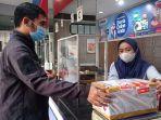 warga-hendak-mengirimkan-barang-melalui-kantor-pusat-tiki-solo.jpg