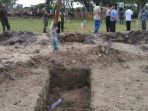 warga-hentikan-penggalian-lubang-makam-di-tpu-putat-gedhe-surabaya_20180519_070530.jpg