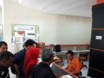 warga-jebres-tengah-menunjukkan-surat-yang-akan-dikirimkan-kepada-presiden-ri-selasa-342018_20180403_164627.jpg