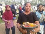 warga-kalioso-pariyati-menunjukkan-paket-sembako-yang-diberikan-solo-bersama_20180611_102327.jpg