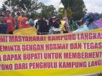 warga-kampung-langkai-demo-kepala-desa-diduga-mesum.jpg