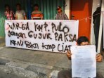 warga-kampung-pulo-tolak-eksekusi_20150820_144120.jpg