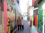 warga-kampung-warna-warni_20180411_185524.jpg