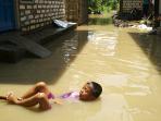 warga-karang-pilang-terbiasa-hilang-pakaian-karena-terbawa-banjir_20160225_191220.jpg