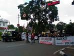 warga-kebonjeruk-korban-penggusuran-pt-kai-blokir-jalan-sukabumi_20160829_140326.jpg