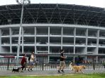 warga-kembali-berolahraga-di-stadion-gbk_20200605_190257.jpg