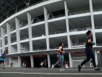 warga-kembali-berolahraga-di-stadion-gbk_20200605_192124.jpg