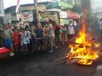 warga-komplek-batalyon-siliwangi-di-jalan-jambul-protes-dan-membakar-ban_20150107_220456.jpg