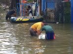warga-korban-banjir-bersih-bersih-perabotan-yang-terendam-banjir_20210224_111341.jpg