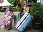 warga-korban-banjir-yang-mendapatkan-matras-gratis-dari-inoac.jpg