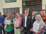 warga-korban-kebakaran-depo-pertamina-plumpang-mendatangi-pengadilan-negeri-pn-jakarta-selatan.jpg