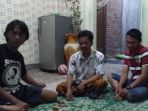 warga-korban-penyanderaan-di-papua-ngobrol-santai-di-kedondong_20171124_102552.jpg