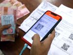 warga-kota-bandung-antre-cairkan-bst-tahap-2-di-kantor-pos-besar_20200610_215200.jpg