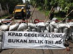 warga-kpad-gegerkalong-bandung-menolak-digusur_20160714_160411.jpg
