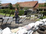 warga-kpad-gegerkalong-bandung-menolak-digusur_20160714_160522.jpg