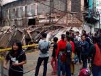 warga-lihat-bangunan-roboh_20151216_145125.jpg