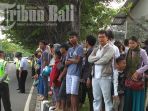 warga-lihat-raja-salman-lewat_20170312_103936.jpg