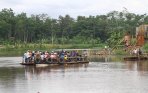 warga-lintasi-sungai-brantas-menggunakan-rakit_20141207_204224.jpg