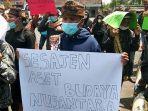 warga-lumajang-yang-mengatasnamakan-laskar-bineka-menggelar-aksi-demo.jpg