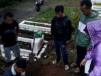 warga-makamkan-jasad-bayi_20180429_123423.jpg