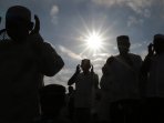 warga-makassar-sholat-gerhana-matahari-total_20160314_125146.jpg