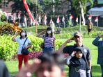 warga-malang-dan-turis-asing-ikuti-upacara-kemerdekaan-ri_20220817_144536.jpg