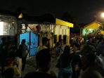 warga-masih-berkerumum-di-depan-rumah-ema-dan-efendi_20180212_211659.jpg
