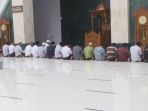 warga-melaksanakan-salat-dzuhur-berjemaah_20200319_153104.jpg
