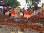 warga-melakukan-aksi-kubur-diri-di-depan-kantor-pemkot-tangerang.jpg