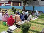 warga-melakukan-ziarah-kubur_20220502_191620.jpg