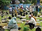warga-melakukan-ziarah-kubur_20220502_192035.jpg