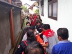 warga-melihat-lokasi-kejadian-pembunuhan-tribun-balii-made-ardhiangga_20180222_132059.jpg