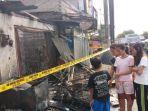 warga-melihat-puing-kebakaran-di-warung-jalan-mansyur.jpg