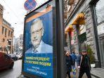 warga-melintas-di-dekat-sebuah-poster-kandidat-presiden-di-kiev.jpg