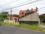 warga-melintas-di-kawasan-tugu-gitar.jpg