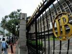 warga-melintas-di-trotoar-depan-kantor-bank-indonesia-jl-kebon-sirih-jakarta_20160414_112017.jpg