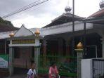 warga-melintasi-bangunan-masjid-damarjati.jpg
