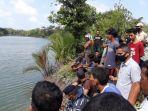 warga-memadati-bantaran-sungai-manggar-tempat-lokasi-kejadian-warga-diterkam-buaya.jpg