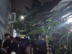 warga-memadati-lokasi-penemuan-mayat-dalam-toren-air454.jpg